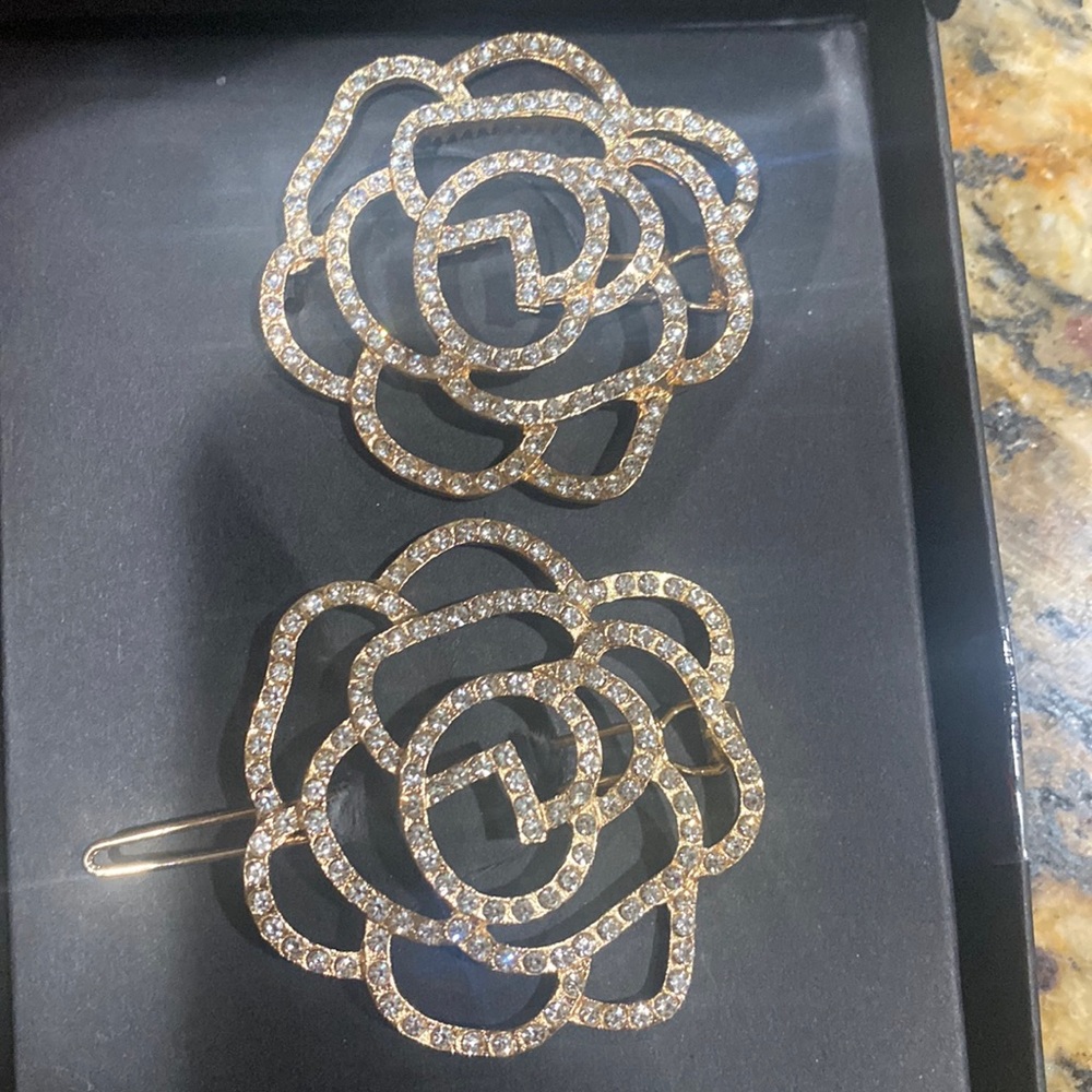 Costume jewelry; Flower hair pins. resemble Chanel flower . 2 pc.